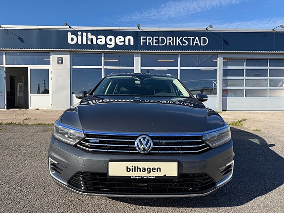 Volkswagen Passat 3 of 24
