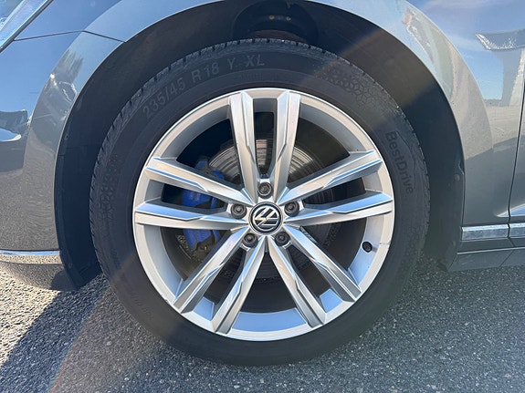 Volkswagen Passat 9 of 24