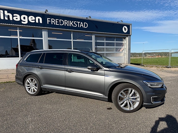 Volkswagen Passat 2 of 24