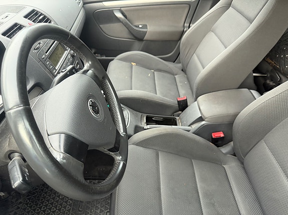 Volkswagen Golf V 2 of 3