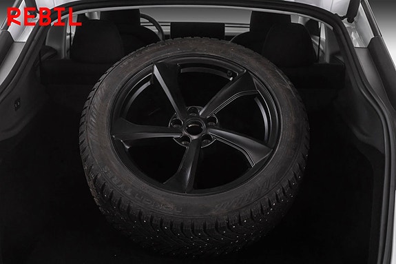 Tesla Model Y 27 of 30