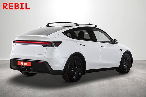 Tesla Model Y 7 of 30