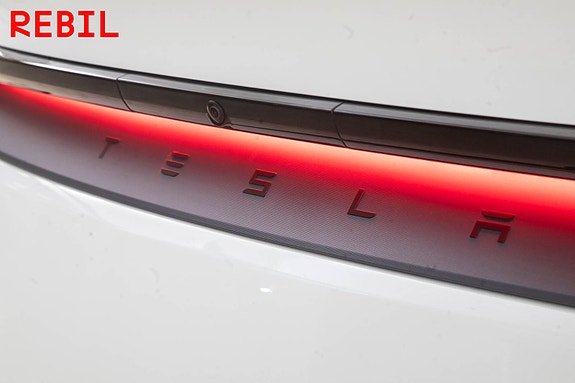 Tesla Model Y 25 of 30