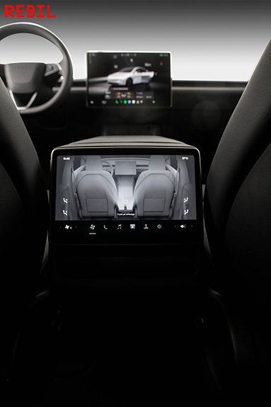 Tesla Model Y 22 of 30