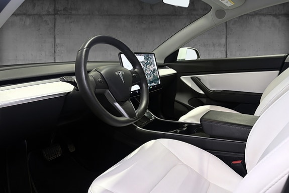 Tesla Model 3 9 of 26