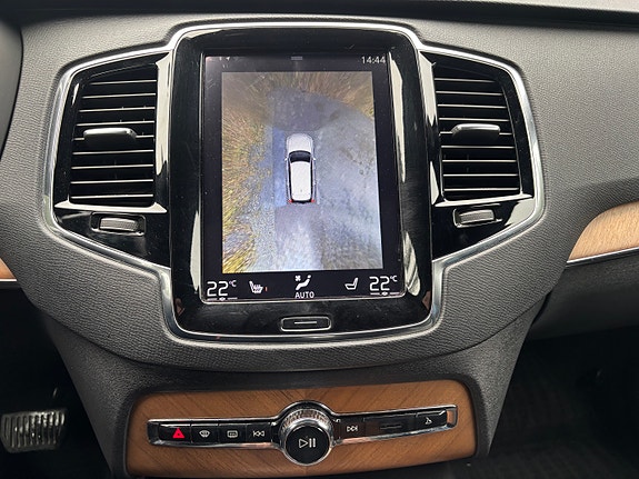 Volvo XC90 16 of 30