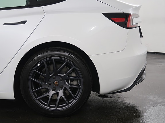 Tesla Model 3 7 of 28