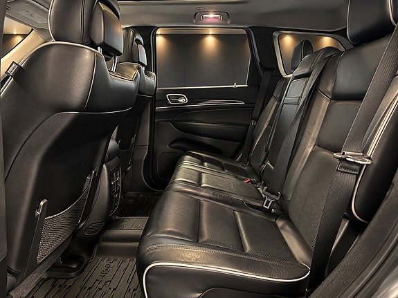 Jeep Grand Cherokee 11 of 12