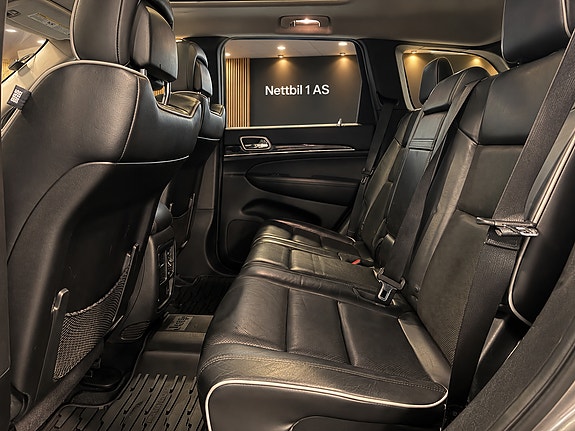 Jeep Grand Cherokee 12 of 12