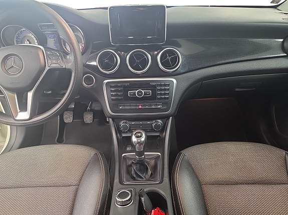 Mercedes-Benz CLA180 6 of 12