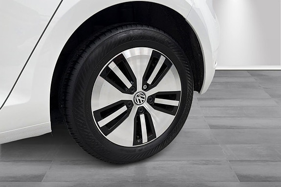 Volkswagen e-Golf VII 25 of 27