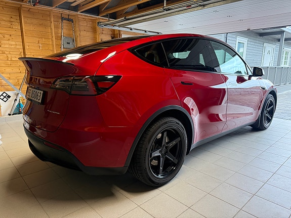 Tesla Model Y 10 of 19