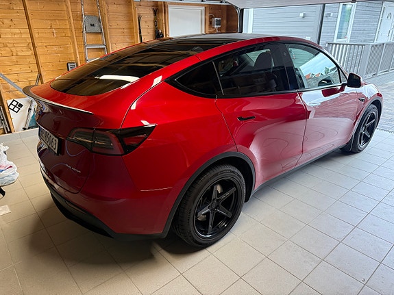 Tesla Model Y 9 of 19