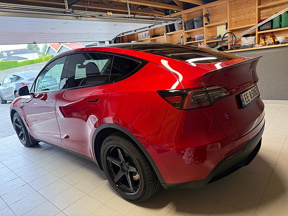 Tesla Model Y 8 of 19