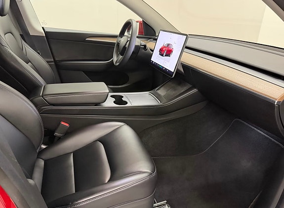 Tesla Model Y 13 of 19