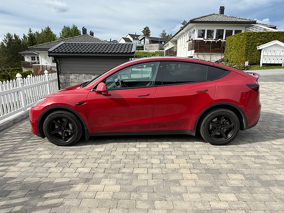 Tesla Model Y 2 of 19