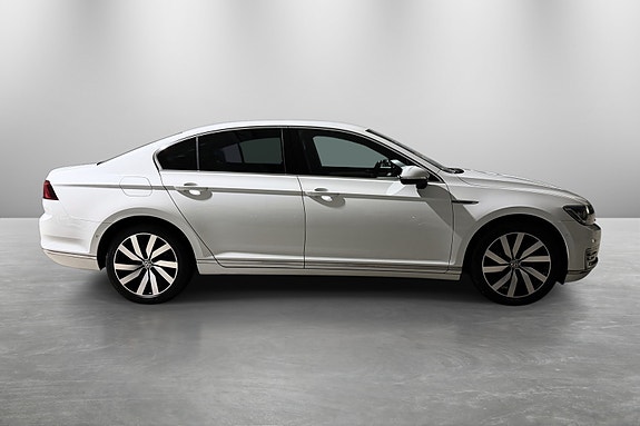 Volkswagen Passat 9 of 30