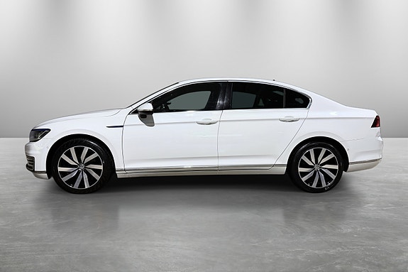 Volkswagen Passat 3 of 30