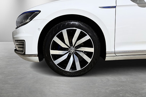 Volkswagen Passat 13 of 30
