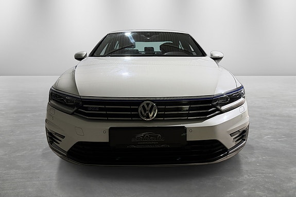 Volkswagen Passat 12 of 30