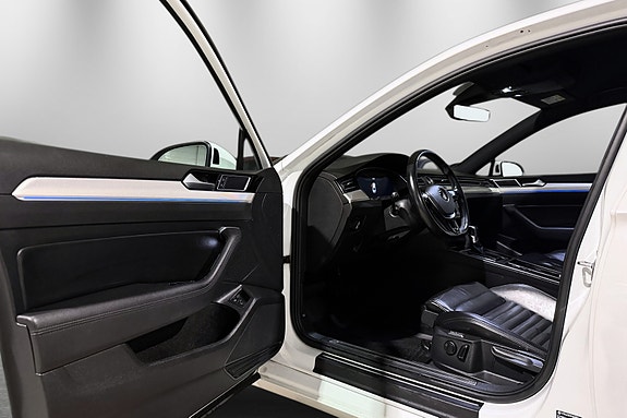 Volkswagen Passat 14 of 30