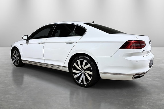 Volkswagen Passat 4 of 30
