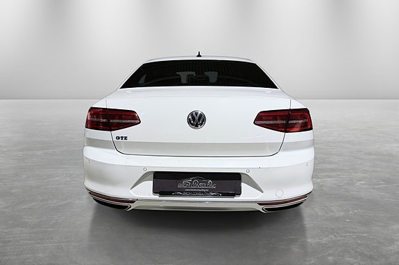 Volkswagen Passat 6 of 30