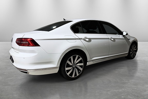 Volkswagen Passat 8 of 30