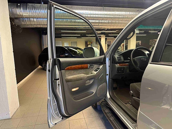 Toyota Land Cruiser 27 of 30