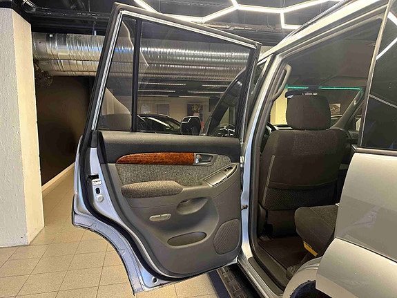 Toyota Land Cruiser 29 of 30