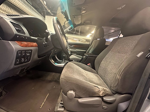 Toyota Land Cruiser 28 of 30
