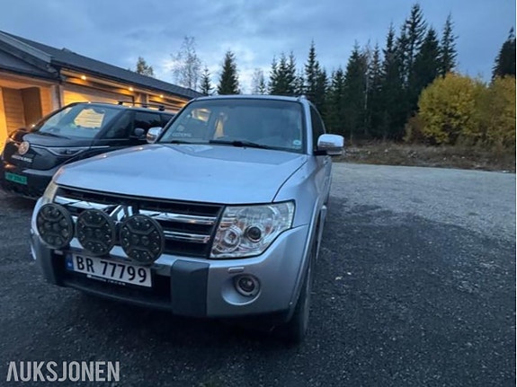 Mitsubishi Pajero 2 of 9