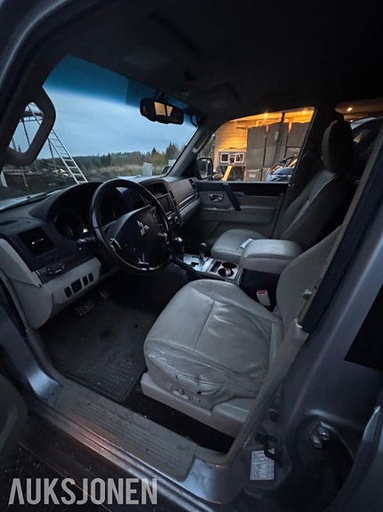 Mitsubishi Pajero 6 of 9