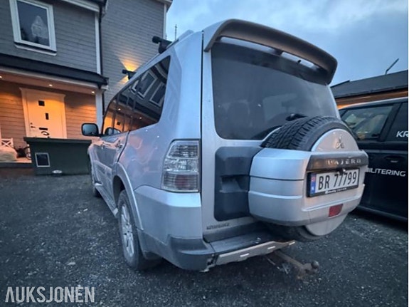 Mitsubishi Pajero 4 of 9