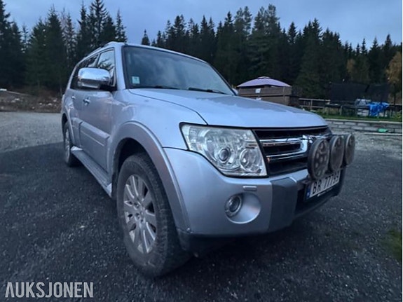 Mitsubishi Pajero 3 of 9