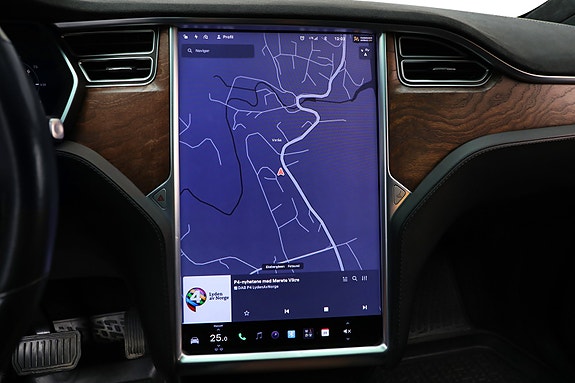 Tesla Model X 20 of 27
