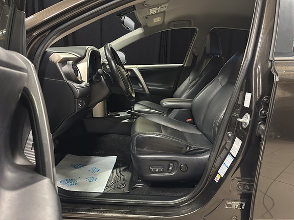 Toyota RAV4 10 of 26