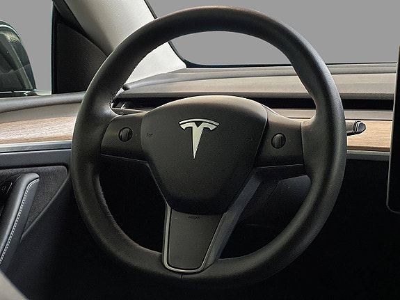 Tesla Model Y 17 of 30