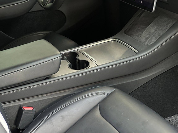 Tesla Model Y 23 of 30
