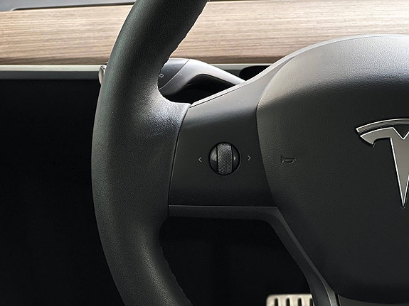 Tesla Model Y 19 of 30