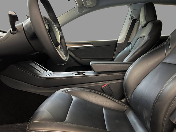 Tesla Model Y 12 of 30