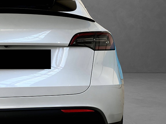 Tesla Model Y 9 of 30