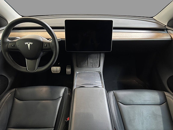Tesla Model Y 16 of 30