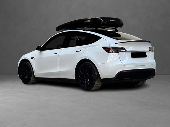 Tesla Model Y 10 of 30
