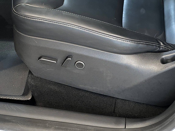 Tesla Model Y 14 of 30