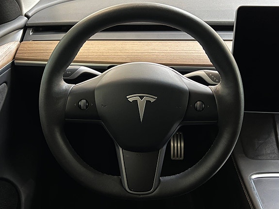 Tesla Model Y 18 of 30