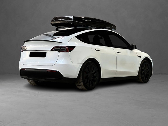 Tesla Model Y 7 of 30
