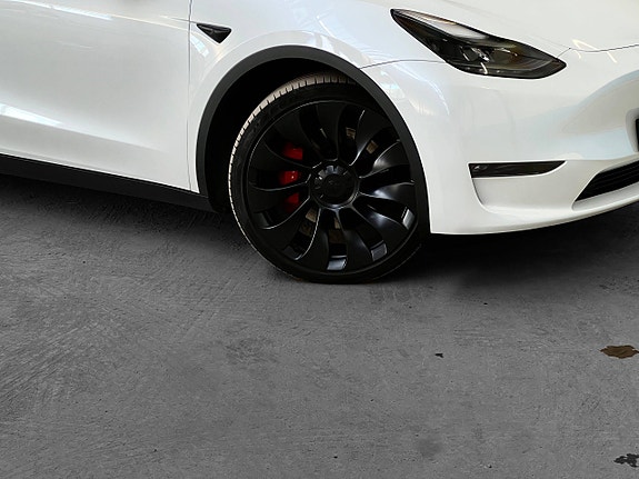 Tesla Model Y 4 of 30