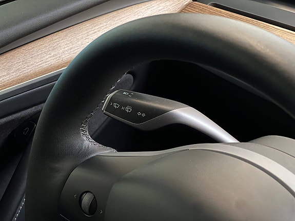 Tesla Model Y 21 of 30