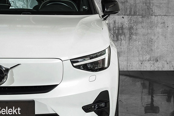 Volvo XC40 4 of 24
